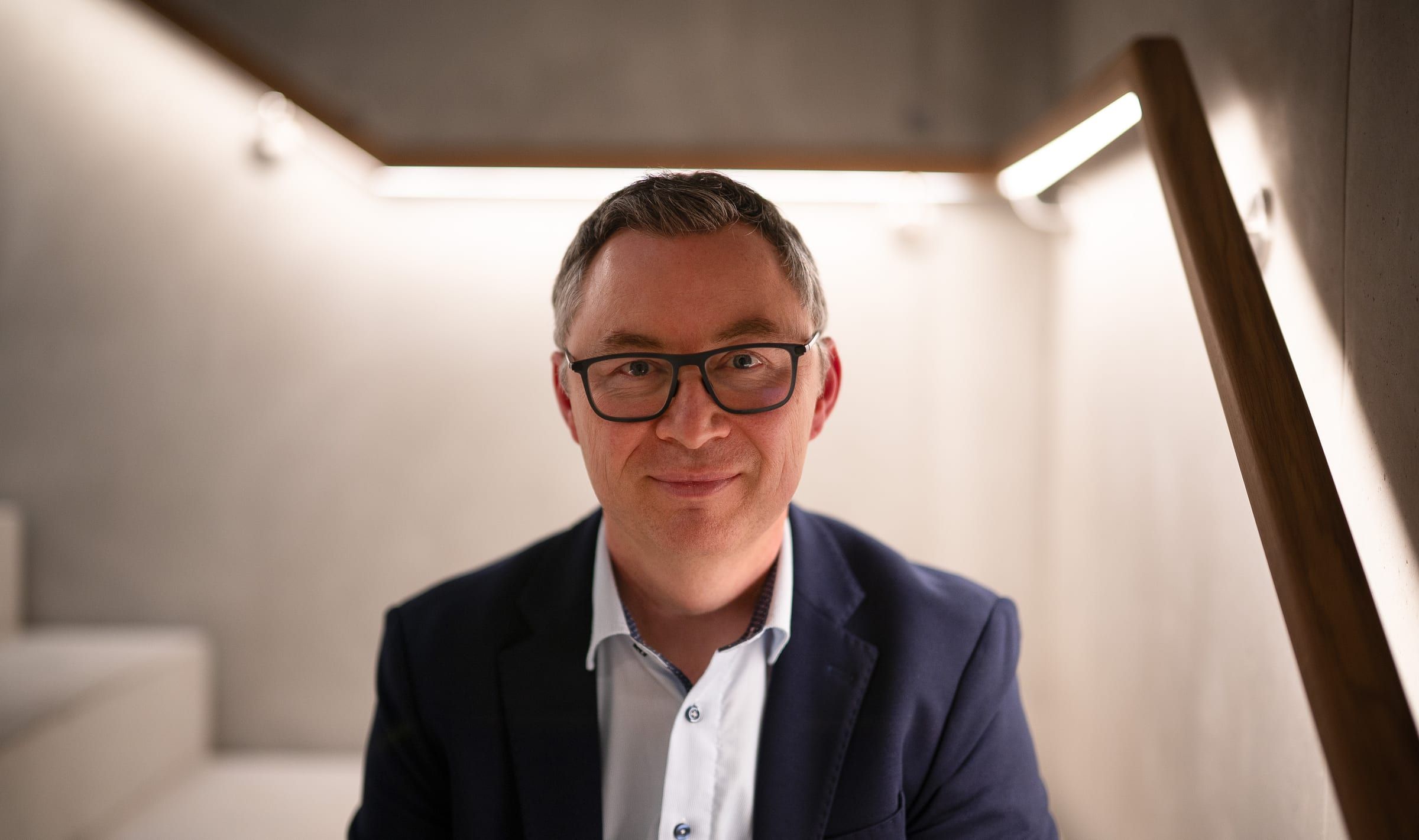 Anthony Smith auf einer beleuchteten Treppe