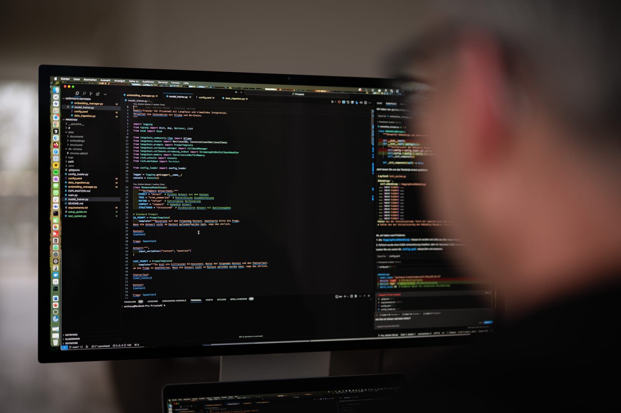 Bildschirm mit Programmcode in einer Entwicklungsumgebung, davor unscharf Anthony Smith